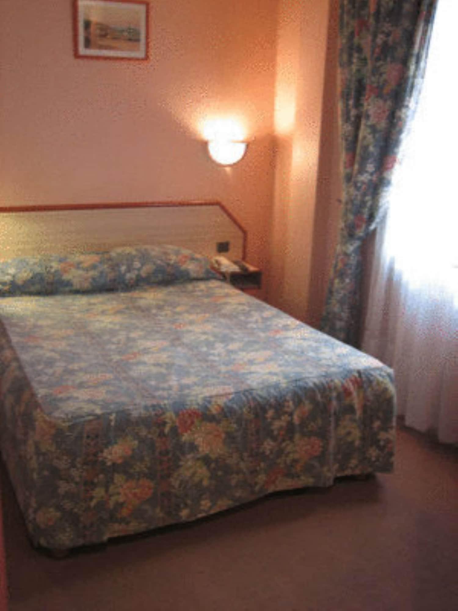 Hotel Aladin ปารีส ภายนอก รูปภาพ